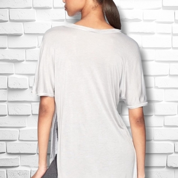 ALO Yoga Dreamer Top White Short Sleeve Flow And Go Split Side - SZ L (NWOT) - Picture 2 of 7